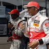 Lewis Hamilton se občerstvuje po tréninku