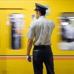 Veřejnou dopravu obklopuje chaos i řád. V Tokiu vlaky přijíždějí a odjíždějí ze stanic každou minutu, tisíce lidí zaplavují nástupiště, ale přesto vše nějak běží podle plánu.
