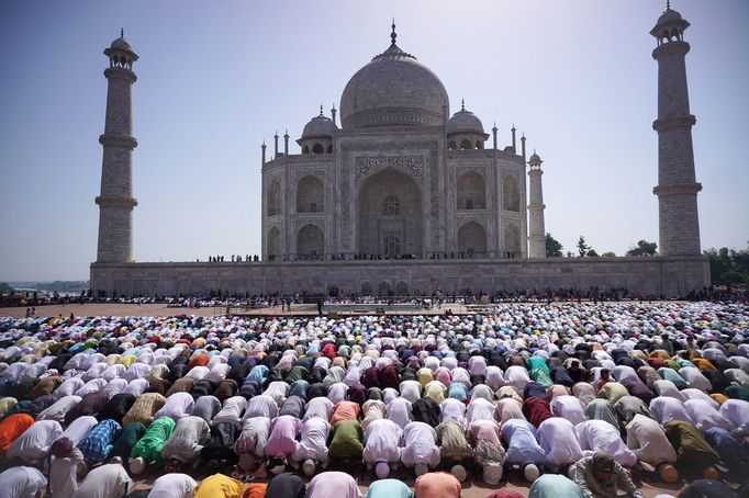 Muslimové se modlí u příležitosti konce svatého postního měsíce ramadánu uvnitř komplexu Tádž Mahal.