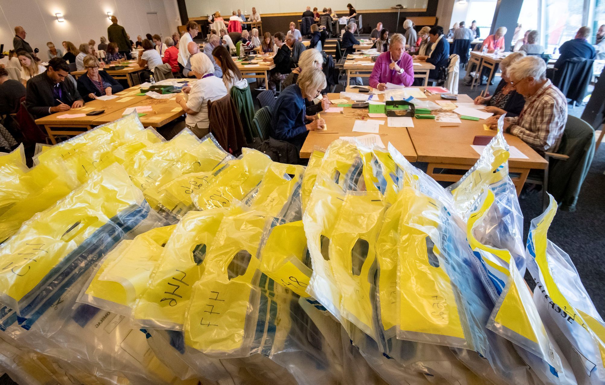 Sčítání hlasů ze švédských voleb.