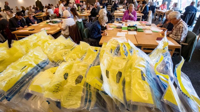 Sčítání hlasů ze švédských voleb.