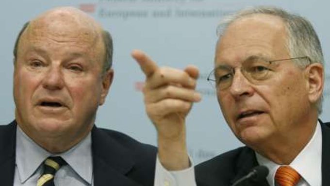 Evropský vyjednavač Wolfgang Ischinger (vpravo) a vyjednavač USA Frank Wisner.