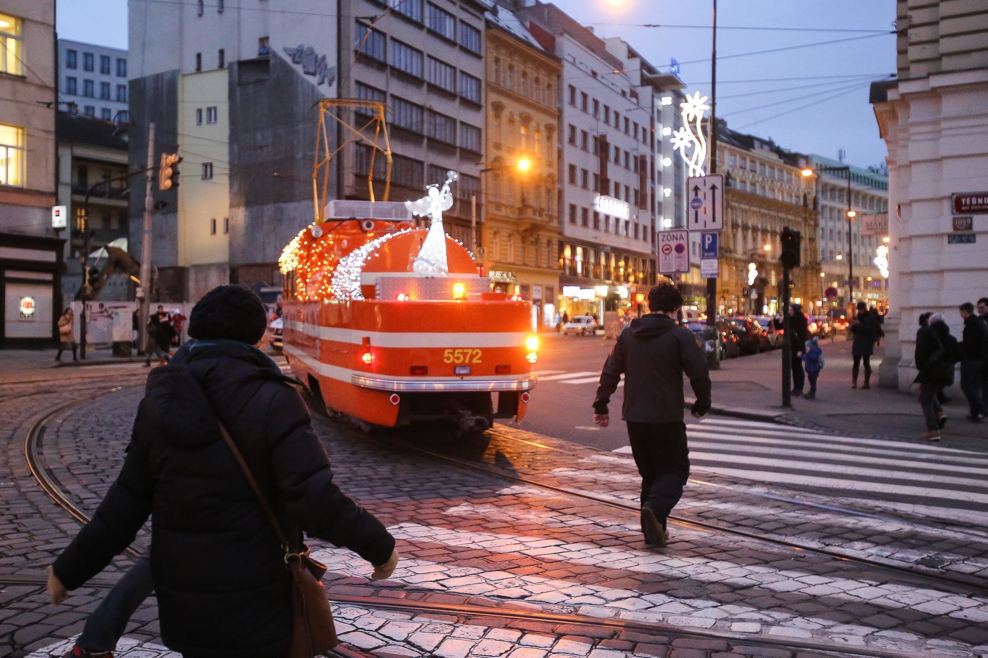Mazací tramvaj v Praze vánočně svítí a jede, 19.12.2016