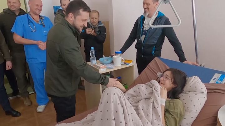 "Všichni vás podporují." Zelenskyj navštívil raněné, dívka nevěřila svým očím; Zdroj foto: Associated Press