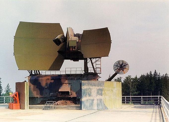 Historická fotografie ukazuje radar protivzdušné obrany. Každá z plošin sloužila pro jednu ze tří rot na umístění "očí" raketováho systému