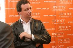 Rath prohrál soud, musí se omluvit