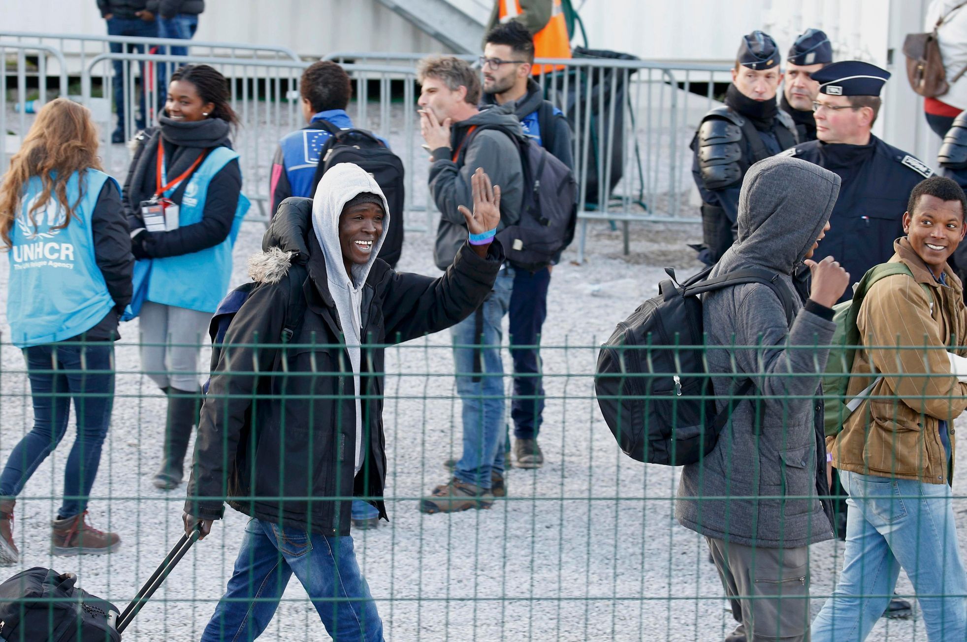 Mladiství uprchlíci opouštějí Džungli v Calais
