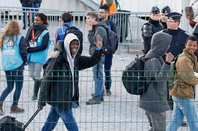 Mladiství uprchlíci opouštějí Džungli v Calais.