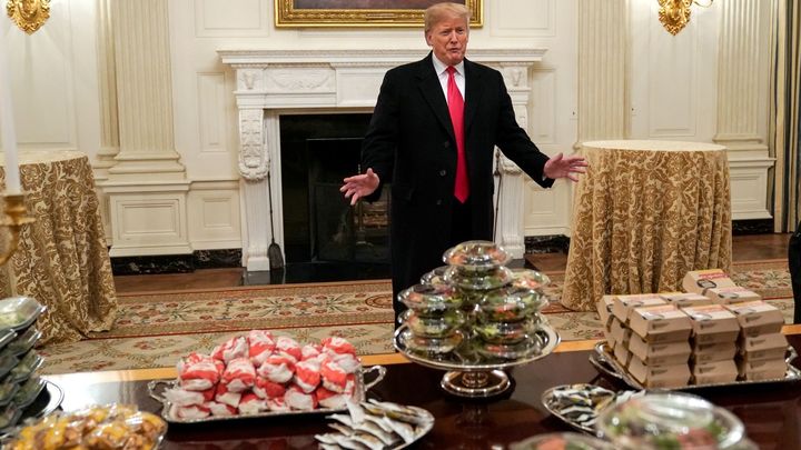 Trump kvůli shutdownu nemá kuchaře, fotbalisty pohostil hamburgery z fast foodu