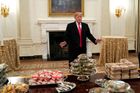 Trump kvůli shutdownu nemá kuchaře, fotbalisty pohostil hamburgery z fast foodu