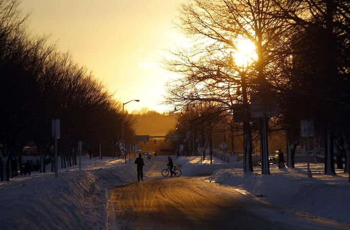 A cyclist crosses Memorial Drive in Cambridge, Massachusetts February 9, 2013 following a winter blizzard. REUTERS/Brian Snyder (UNITED STATES - Tags: ENVIRONMENT) Published: Úno. 9, 2013, 10:46 odp.