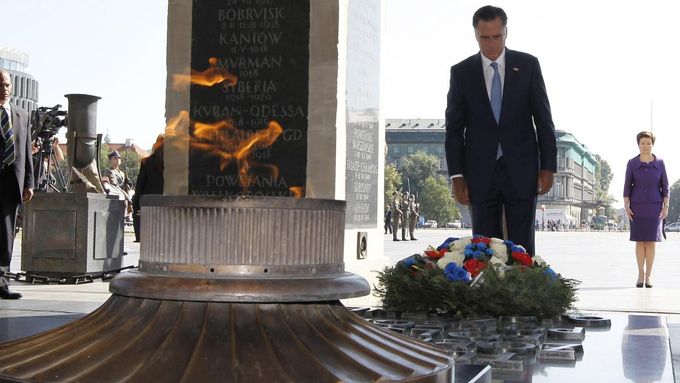 Romney u Památníku neznámého vojína ve Varšavě.