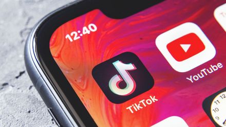 Školáky oblíbený TikTok? Je to riziko, snadno tam najdete dětské porno, varuje expert