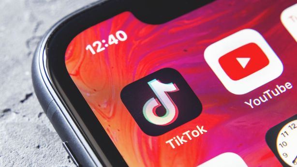 TikTok má celou řadu úskalí, všechno, co děti sdílí, je veřejné, upozorňuje odborník na internetovou bezpečnost Martin Kožíšek.
