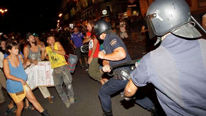Mladí Španělé protestovali proti bezvýchodné situaci, v níž se nacházejí, po celý loňský rok.