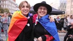 Dvě dívky čekají na začátek manifestace proti nenávisti, kterou organizovali LGBT lidé na konci října na pražském Václavském náměstí.