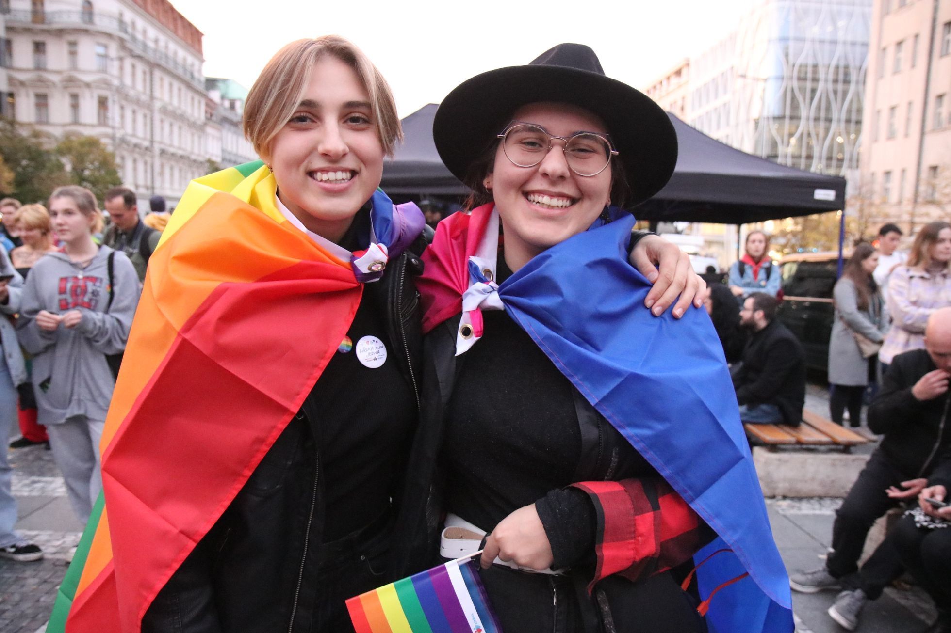 Dvě dívky čekají na začátek manifestace proti nenávisti, kterou organizovali LGBT lidé na konci října na pražském Václavském náměstí.