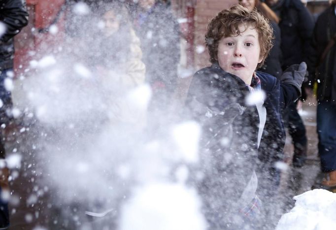 Dětská herecká hvězda Nolan Gould hází kouli proti fotografovi na filmovém festivalu Sundance v Park City, v Utahu.