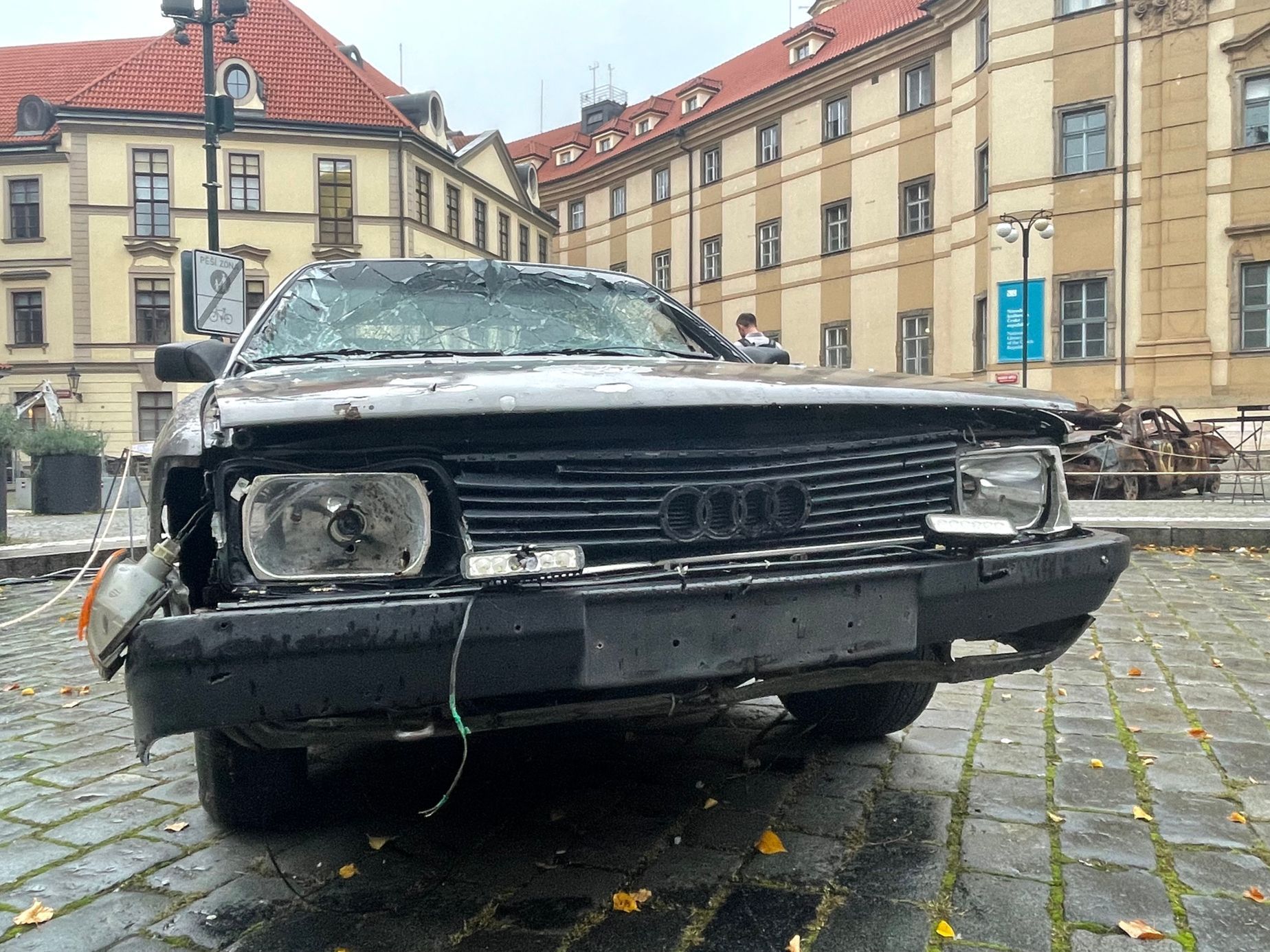 Ohořelé vraky z Ukrajiny instalace Signal Velčovský