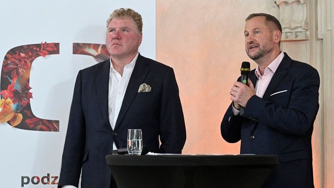 Programový ředitel ČT Milan Fridrich (vlevo) a tehdejší generální ředitel ČT Jan Souček na tiskové konferenci podzimnímu vysílacímu schématu loni v červenci.