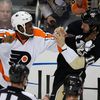 Utkání NHL Pittsburgh vs. Philadelphia (bitka Wayne Simmonds vs. Tanner Glass)