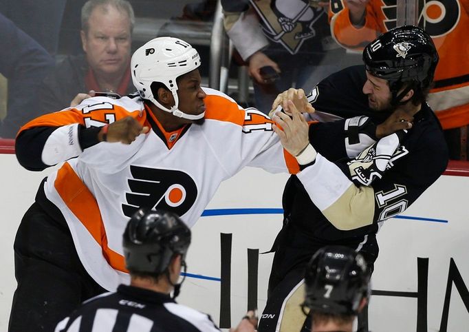 Utkání NHL Pittsburgh vs. Philadelphia (bitka Wayne Simmonds vs. Tanner Glass).