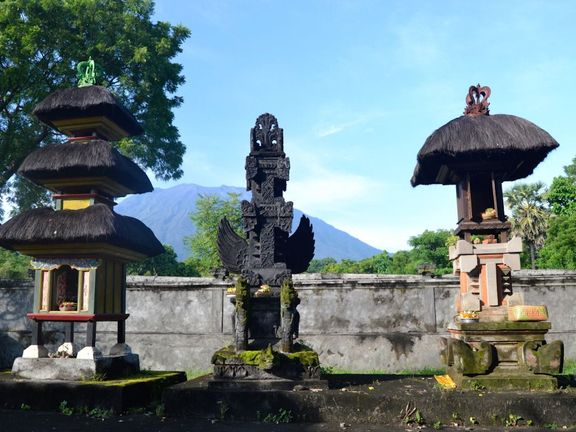 Vesnický chrám pod Agungem. Balijci věří, že přírodu zastavit nemůžou, modlí se však za záchranu životů.