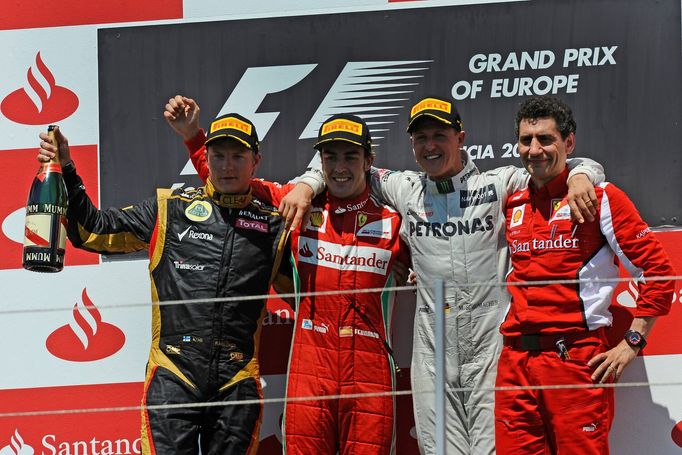 Trio (zleva) Kimi Räikkönen, Fernando Alonso, Michael Schumacher = deset titulů mistra světa.