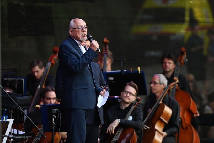 Skladatel a muzikolog Jan Vičar na protestním koncertu.