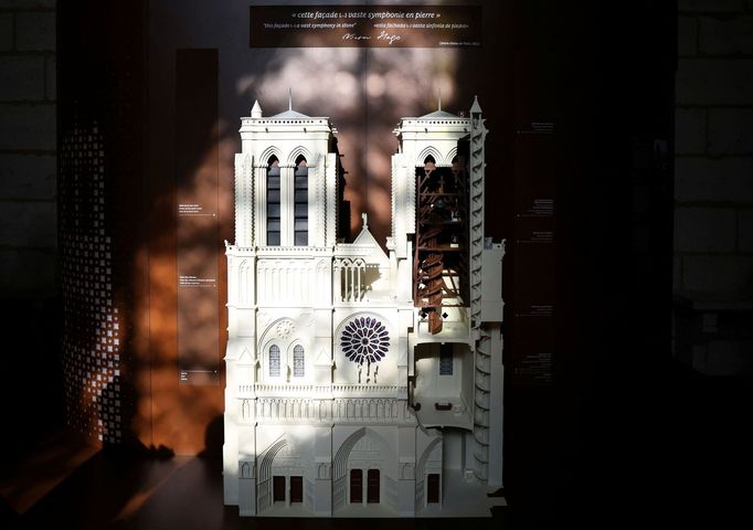 Model v měřítku zobrazující fasádu katedrály Notre-Dame je vystaven uvnitř katedrály během inaugurační ceremonie nové prohlídkové trasy věží gotické stavby.