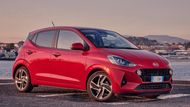 Nejlevnějším novým autem na českém trhu je Hyundai i10 1.0i Start. Městský hatchback s 49kW litrovým motorem a pětistupňovou manuální převodovkou stojí v akci 229 990 korun. Výbava ovšem odpovídá ceně, nechybí sice nouzové brzdění, udržování jízdního pruhu, tempomat nebo elektrická přední okna, za rádio či klimatizaci si však ani nepřiplatíte. Abyste jimi auto vybavili, musíte zvolit vyšší výbavový stupeň.