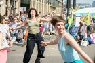 Zatímco se na Waterloo Bridge zatýkalo, na ostatních místech ještě panovala zábava. Dívky tančí na Parliament Square.