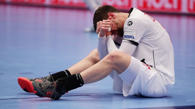 Zklamaný český reprezentant Ondřej Zdráhala při utkání čtvrtfinálové skupiny ME v házené proti Španělsku