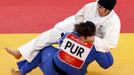 Saudi Arabia's Wojdan Shaherkani (top) fights with Puerto Rico's Melissa Mojica during their women's +78kg elimination round of 32 judo matchat the London 2012 Olympic Games August 3, 2012. REUTERS/Darren Staples (BRITAIN - Tags: SPORT JUDO SPORT OLYMPICS) Published: Srp. 3, 2012, 9:42 dop.