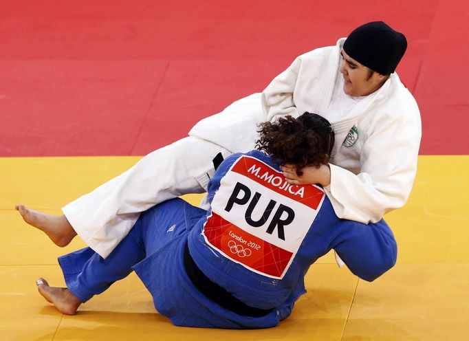 Saudi Arabia's Wojdan Shaherkani (top) fights with Puerto Rico's Melissa Mojica during their women's +78kg elimination round of 32 judo matchat the London 2012 Olympic Games August 3, 2012. REUTERS/Darren Staples (BRITAIN - Tags: SPORT JUDO SPORT OLYMPICS) Published: Srp. 3, 2012, 9:42 dop.