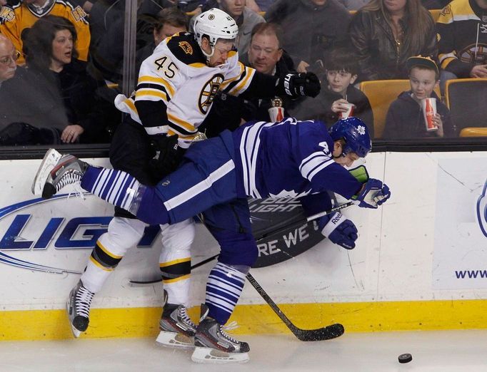 Boston Bruins (obránce Aaron Johnson).