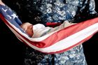 Voják vyfotil syna v americké vlajce. Internet ho lynčuje