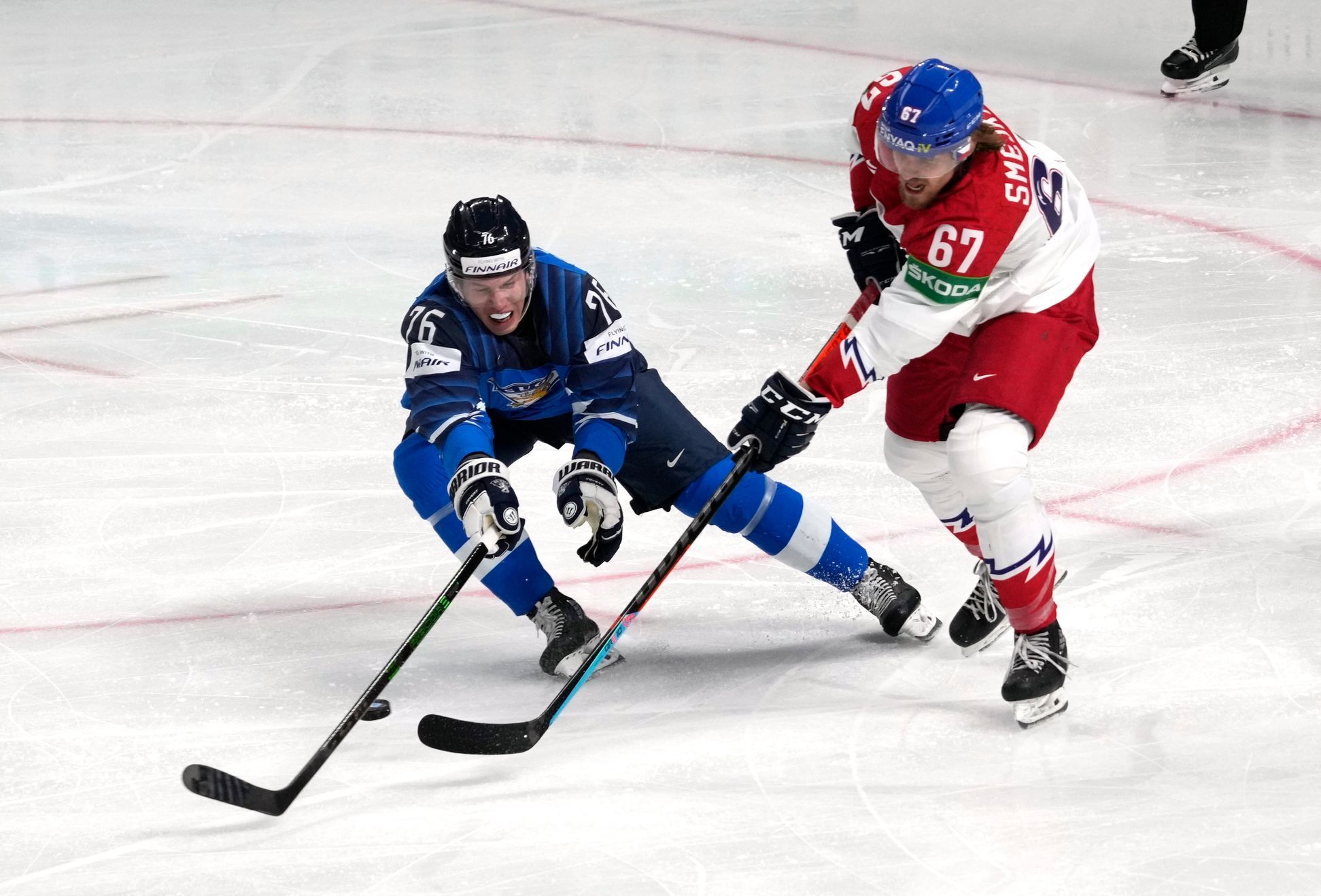 Jere Sallinen a Jiří Smejkal ve čtvrtfinále Česko - Finsko na MS 2021