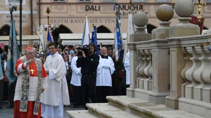 Pražský arcibiskup Dominik Duka dnes po poledni požehnal mariánský sloup, který se po 102 letech vrátil na Staroměstské náměstí v Praze.