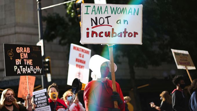Protesty v Texasu proti zákonu, který zakazuje většinu potratů.