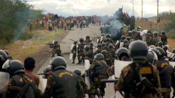 Snímek zachycuje policejní ofenzivu proti demonstrujícím indiánům v provincii Bagua.