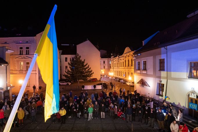 Klicperovo divadlo se v pátek zbarvilo do modrožluté. Snímek z akce na podporu Ukrajiny.