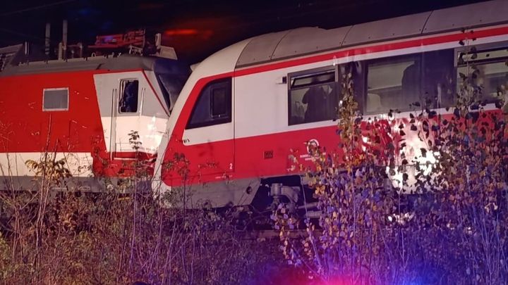 Srážka vlaků u slovenského Pezinku přerušila provoz. Na místě jsou těžce ranění