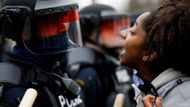 Od neděle proto dosud každý den protestovaly stovky lidí u místního policejního velitelství. Demonstrace doprovázelo i násilí.