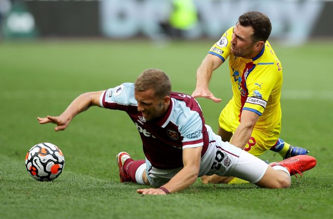 Tomáš Souček a James McArthur v zápase West Hamu proti Crystal Palace.