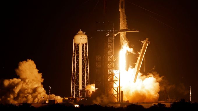 Raketa Falcon 9 společnosti SpaceX vynese k Mezinárodní vesmírné stanici (ISS) vynese loď Crew Dragon se čtyřmi astronauty.