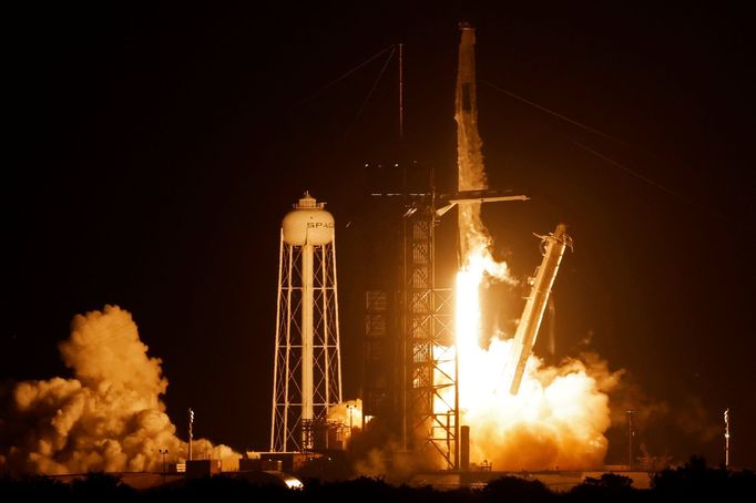 Raketa Falcon 9 společnosti SpaceX vynese k Mezinárodní vesmírné stanici (ISS) vynese loď Crew Dragon se čtyřmi astronauty.