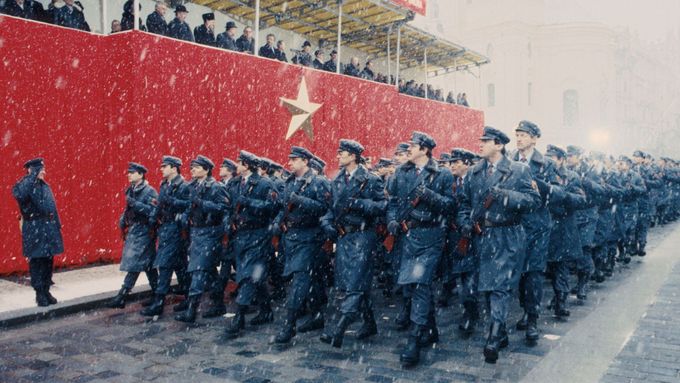 Ve světě románu Listopád trvá socialismus další desetiletí. Na ilustračním snímku je pochod Lidových milic po Staroměstském náměstí v roce 1988.
