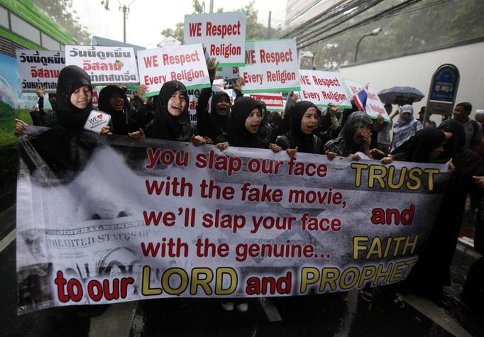 Muslim demonstrators hold banners during a protest in front of the U.S. embassy in Bangkok September 18, 2012. Demonstrators staged a peaceful protest against the anti-Islam film on Tuesday. Around 300 anti-American protesters holding Muslim flags and banners condemned America and chanted "Allahu Akbar", which means God is great. REUTERS/Chaiwat Subprasom (THAILAND - Tags: RELIGION CIVIL UNREST POLITICS) Published: Zář. 18, 2012, 9:35 dop.