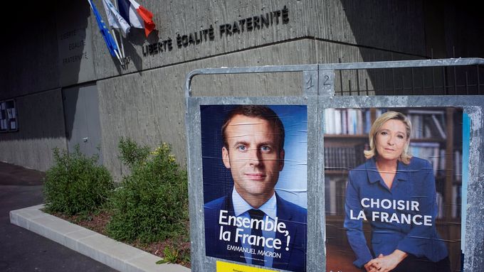 Macron, nebo Le Penová?